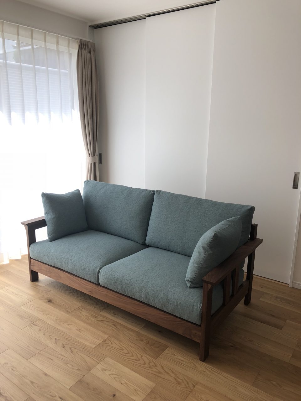 永く使えるRKウォールナット材のソファを新潟市にお届けしました